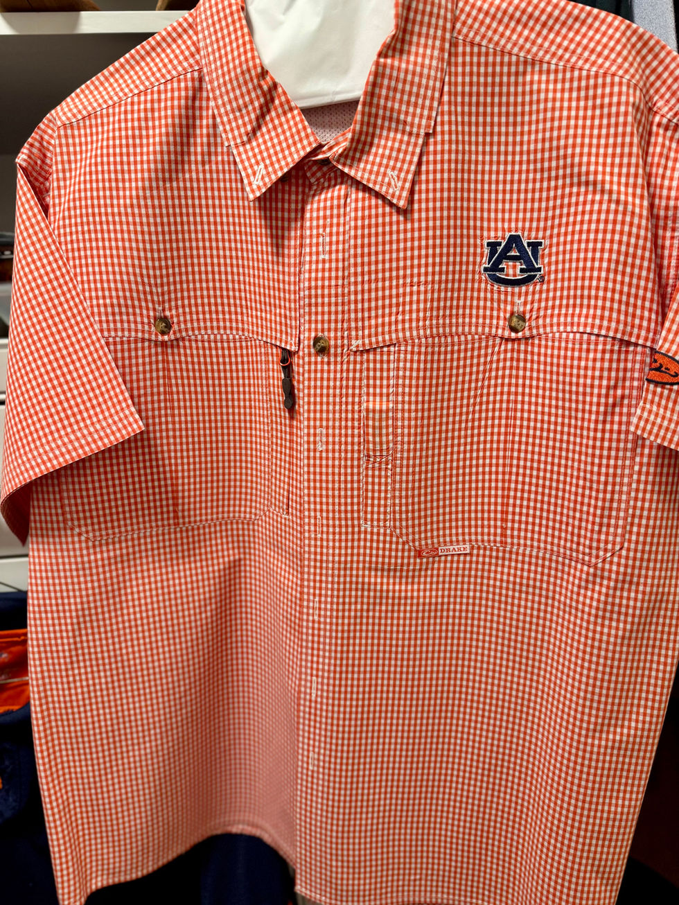 Pink short-sleeve shirt with embroidered logo.