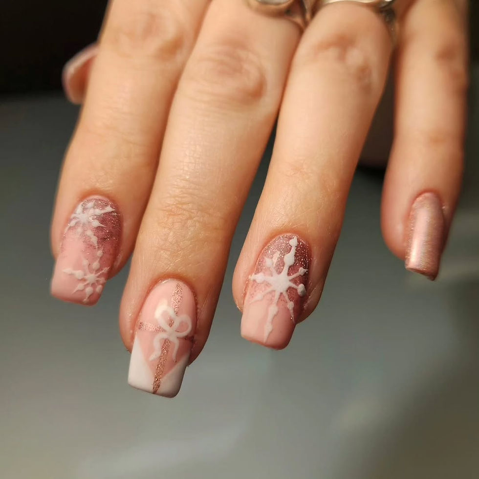 Ongles manucurés roses avec flocons de neige blancs