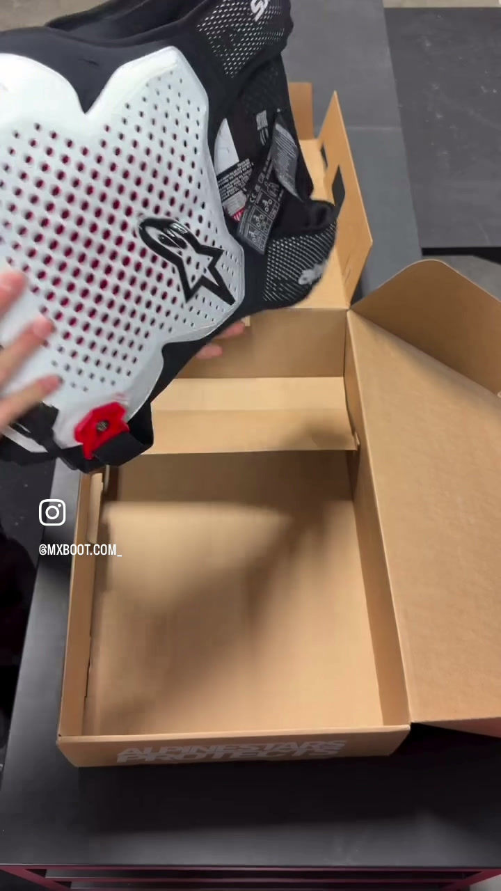 Thumbnail: Alpinestars Tech-Air Mx airbag system unboxing with included components