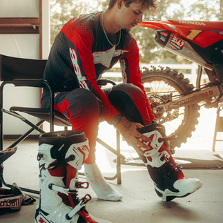 Jett Lawrence wearing Alpinestars MX27 motocross gear before riding