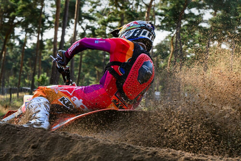 Back view of Jeffrey Herlings in the Alpinestars Tech Air MX motocross chest protector with integrated airbag – MxBoot.com