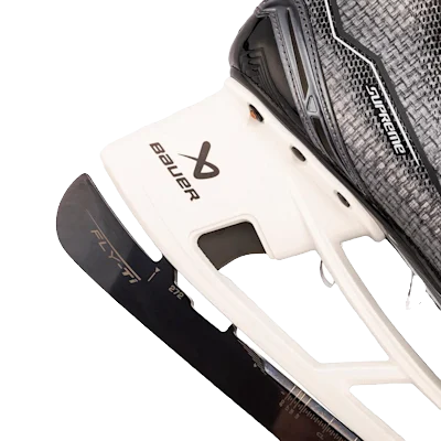 תמונה ממוזערת: נעלי החלקה על קרח עם לוגו Bauer Supreme Flyti על רקע לבן