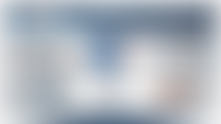 מדריך לקניית שמלת החלקה על הקרח בצבעים כחול לבן, עם תמונות על בד, קריסטלים, תורפה, וטקסט על בד ועיצוב.