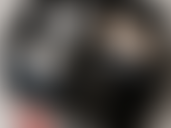 תיק ציוד הוקי פתוח עם נעלי החלקה, מגני להב, מגבת וציוד Warrior, צילום מקצועי בתאורה בהירה – תמונת נושא למאמר על אביזרים ותיקים למחליקים.