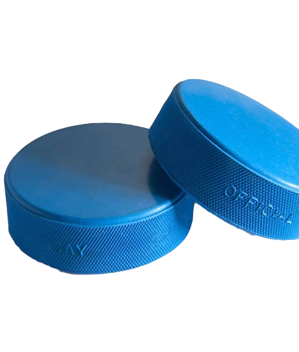 שני פאקים כחולים, כתוב OFFICIAL, כדור קרח בהוקי עם רקע כהה.