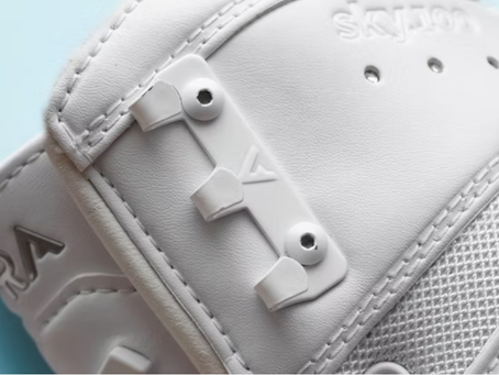 נעל Aura Skates SKY 200 – נעל החלקה אמנותית ברמה מקצועית עם מבנה סיבי פחמן, מערכת תמיכה חדשנית ונוחות יוצאת דופן.