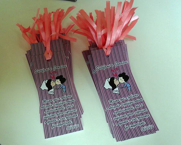 Tag para carro lilás com noivinhos beijando