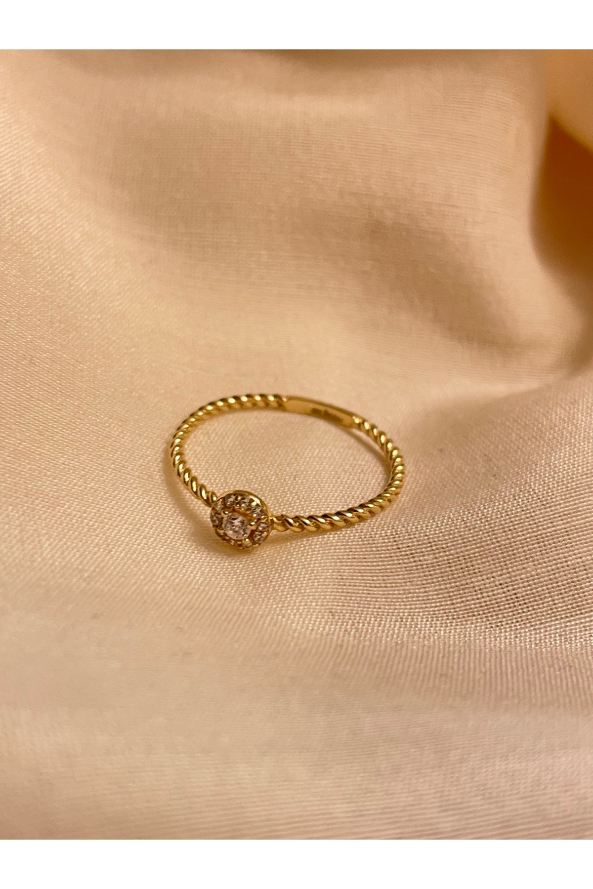 Oval Taşlı Burgu Minimal Eklem Altın Yüzük