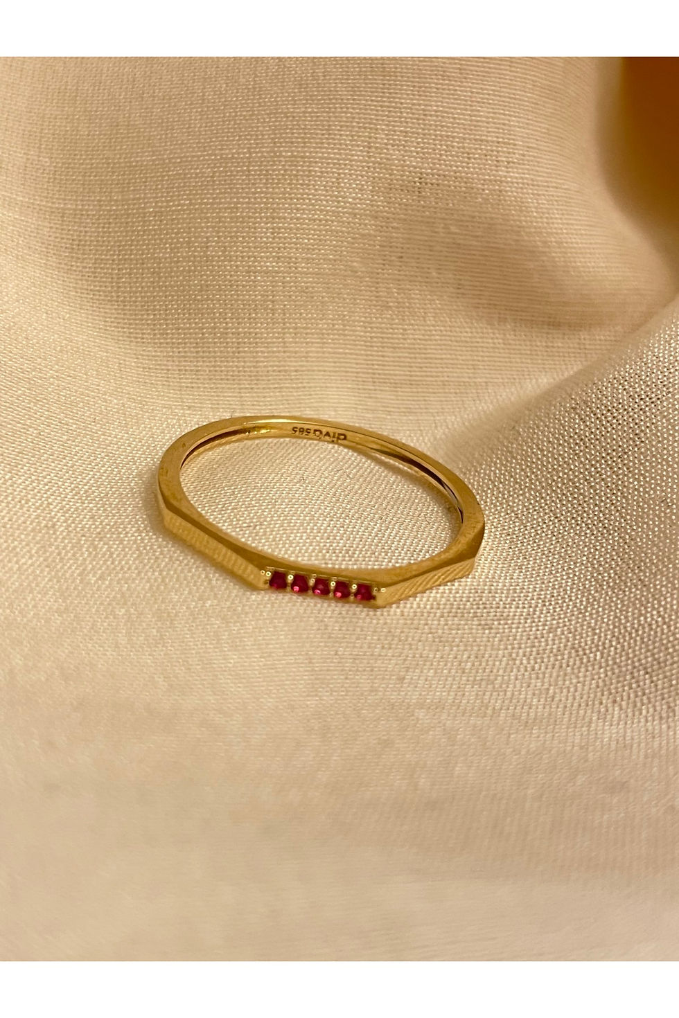 Kırmızı Sıra Taşlı Köşeli Minimal Altın Yüzük
