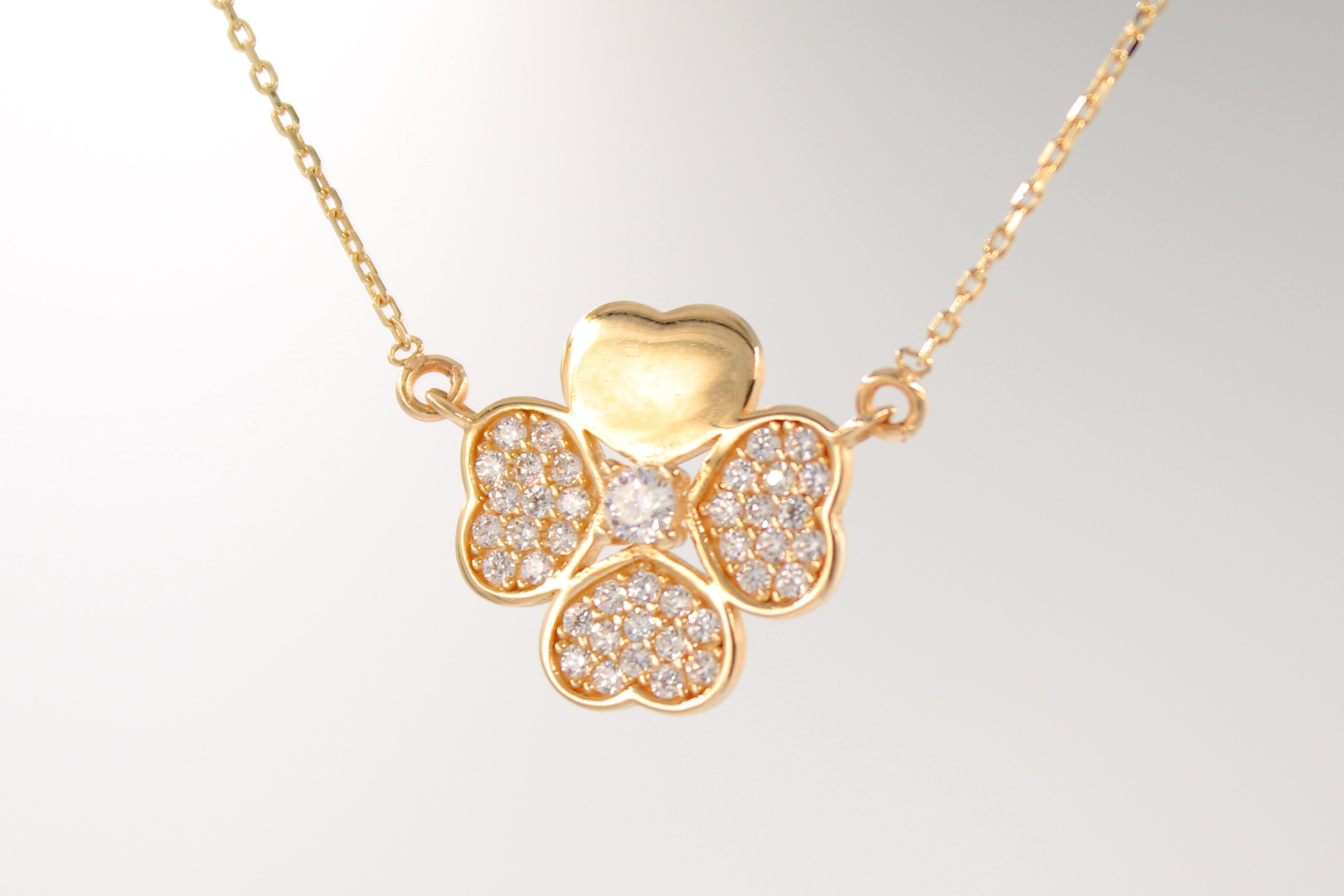 Dorika Taşlı Yonca Kalpli Altın Kolye