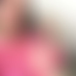 woman wearing pink shirt