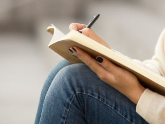 Joven escribiendo en su diario