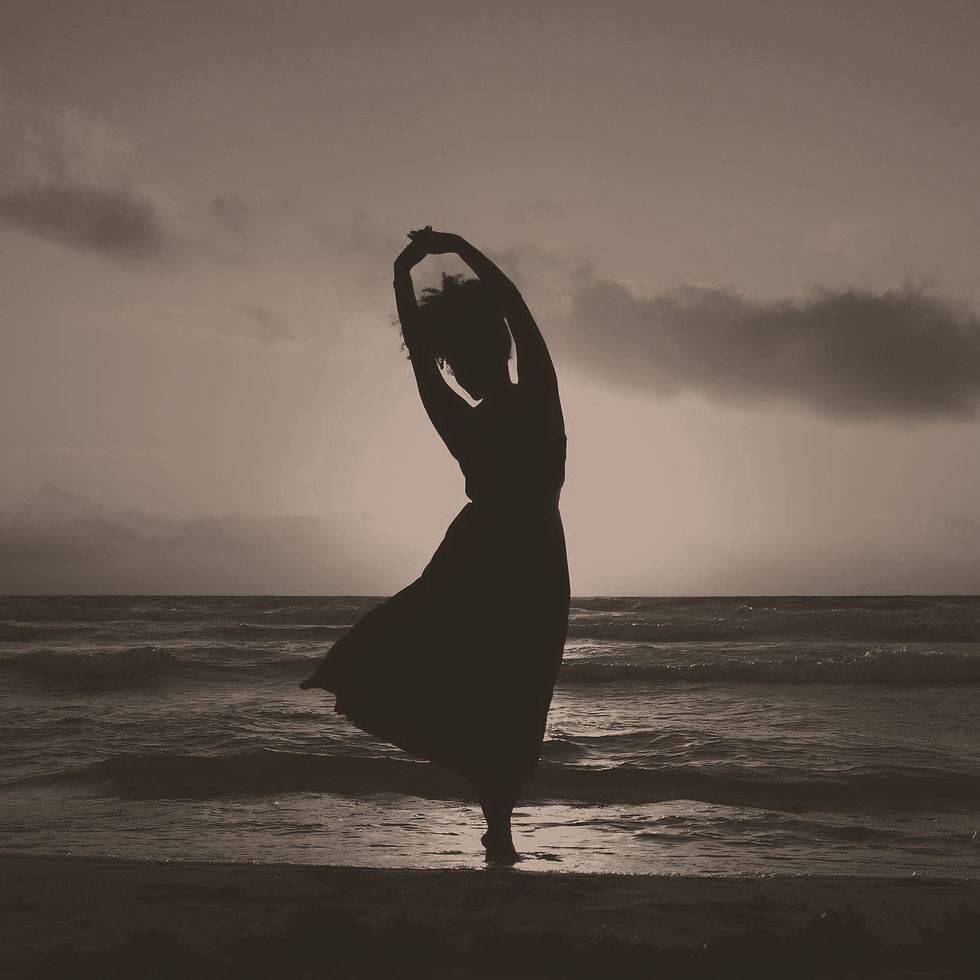 Mujer bailando sobre agua