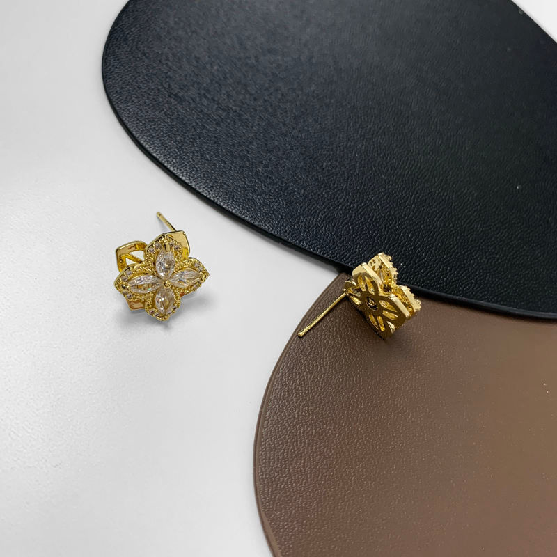 Thumbnail: Four-Leaf Spinning/Rotatable Earring