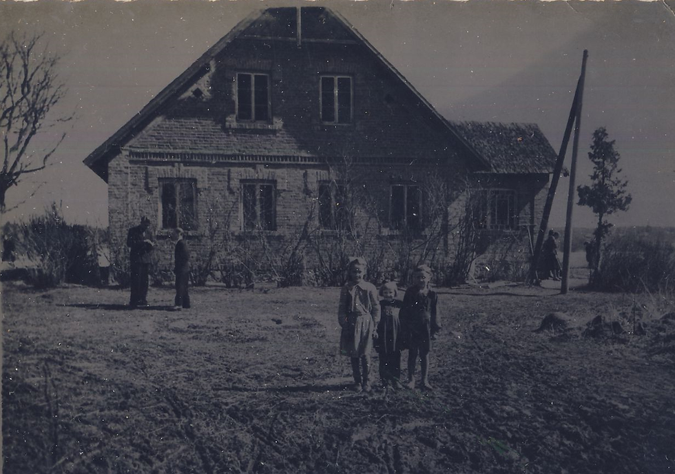 “Vecseviķi” – māja, kurā auga Auziņu ģimene. Foto: Smilginu ģimenes arhīvs.