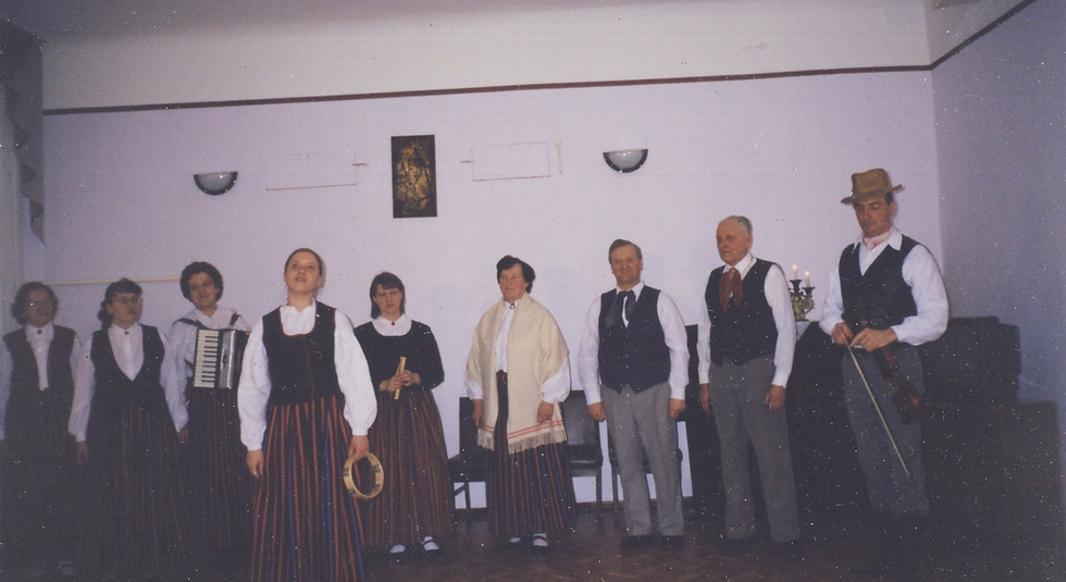 Jaunpiebalgas folkloras kopa. Smilginu pāris dzied un smejas. Viss – kā nu situācija prasa. Foto: Smilginu ģimenes arhīvs.