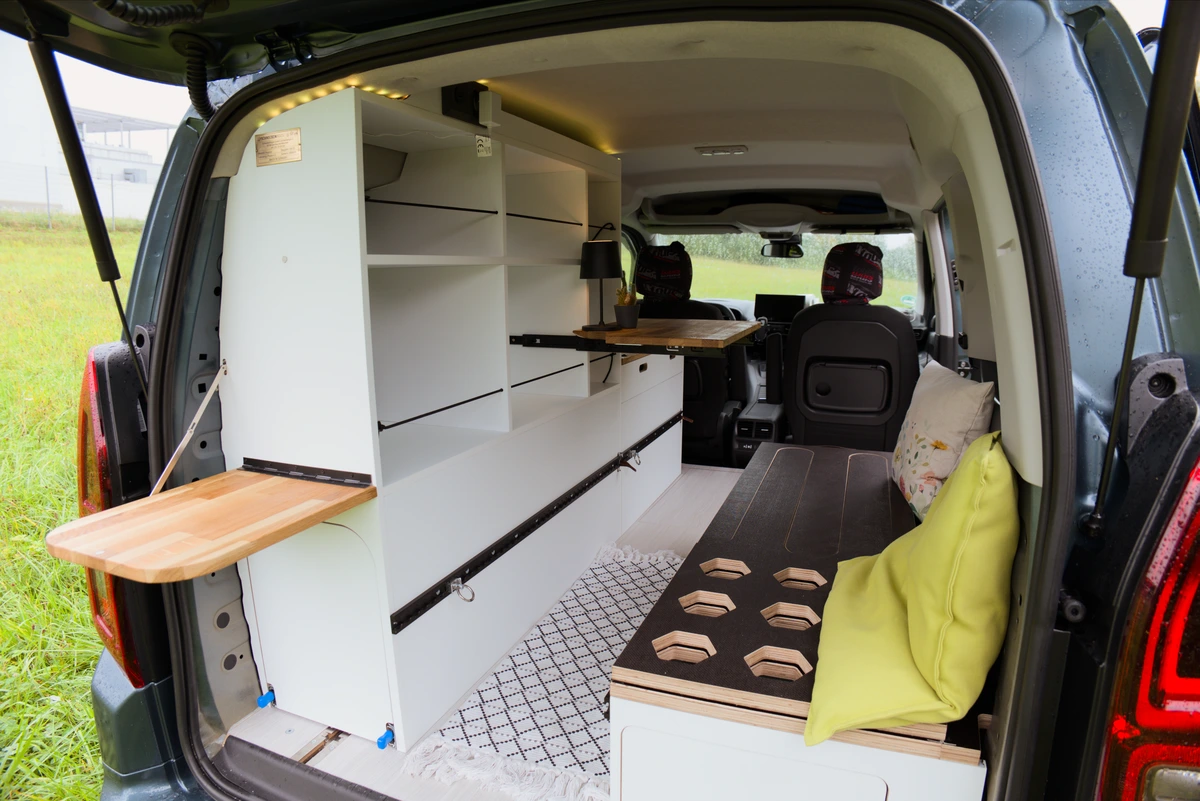 Viel Stauraum, Platz für Euroboxen und ein ausziehbarer Tisch im Minicamper