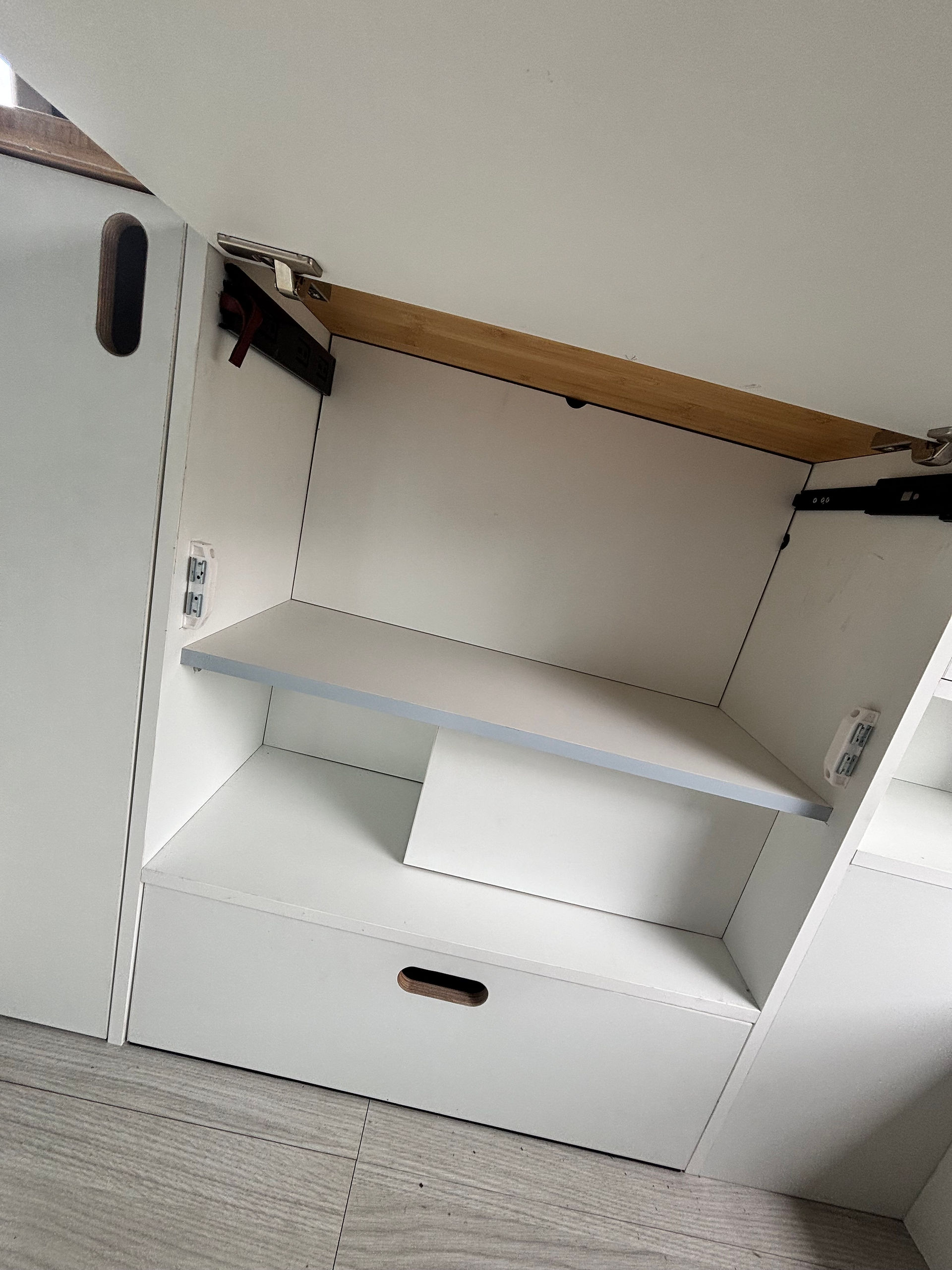 Maßgefertigte Kommode im VW T6 Camper – Stauraum für Kleidung und Reiseutensilien
