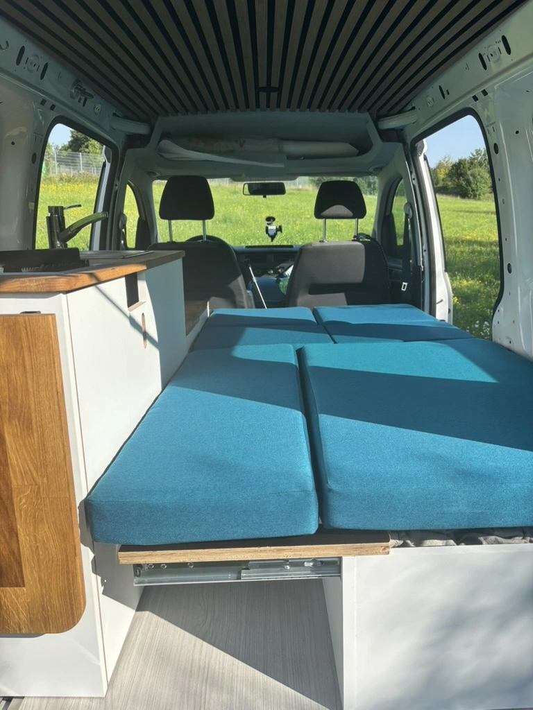 Detailaufnahme vom Innenraum des fertigen Caddy Campers mit Holzverkleidung