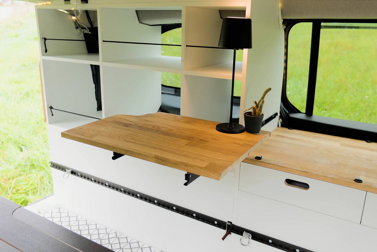 Aufklappbarer Tisch für das gemütliche Essen am frühen morgen