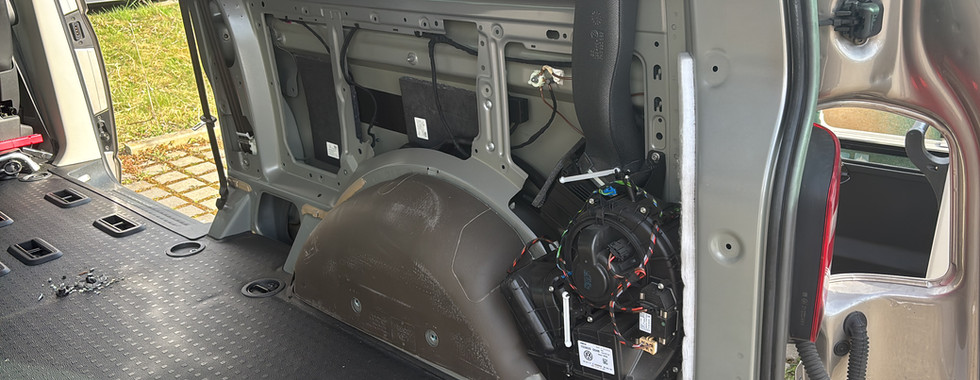 VW T6 Innenraum nach Entfernung der Verkleidung – Basis für Möbel- und Bodenmontage