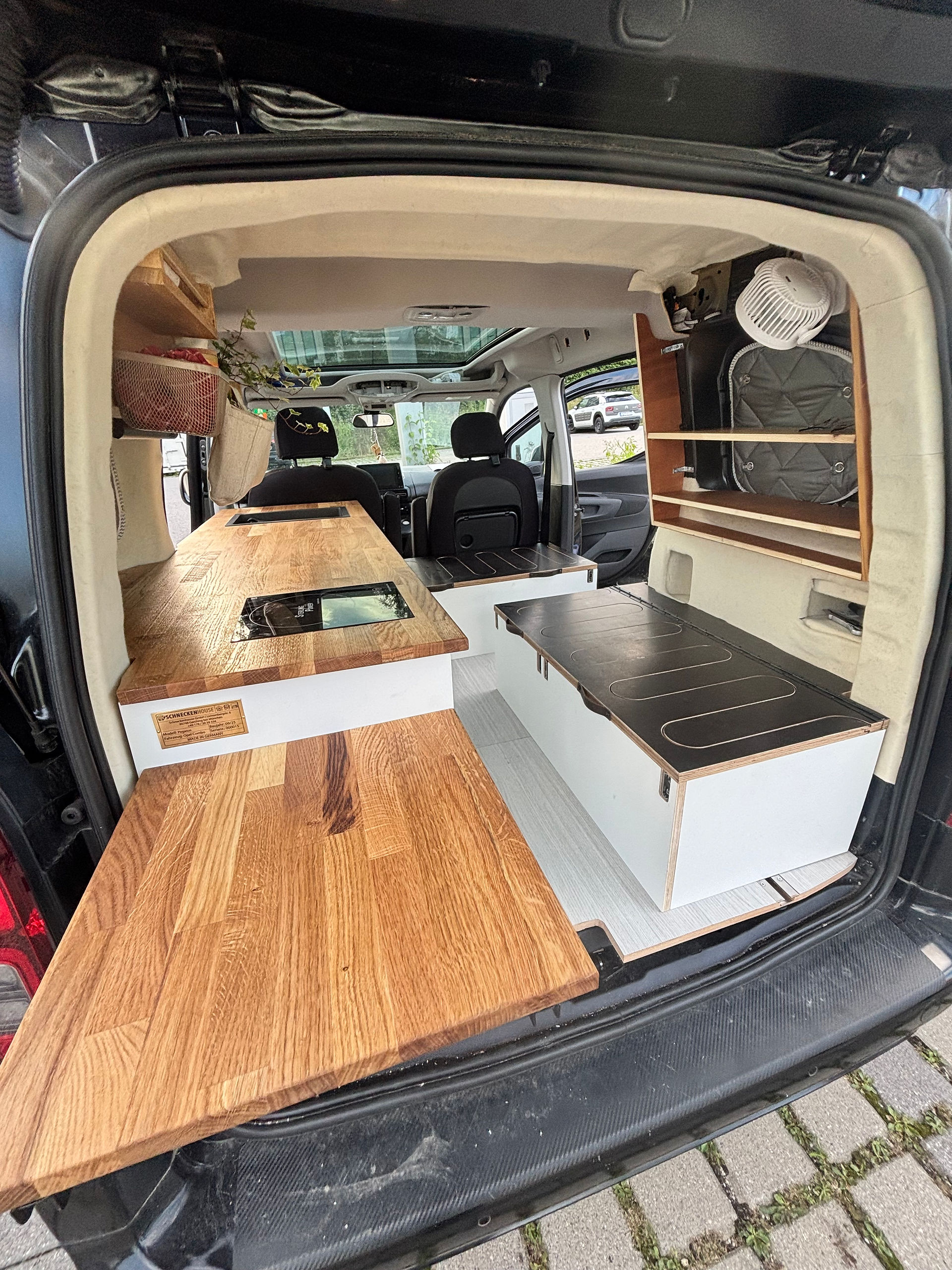 Opel Combo Minicamper Küchenzeile mit Klapptisch und Induktionskochfeld an der Heckklappe 