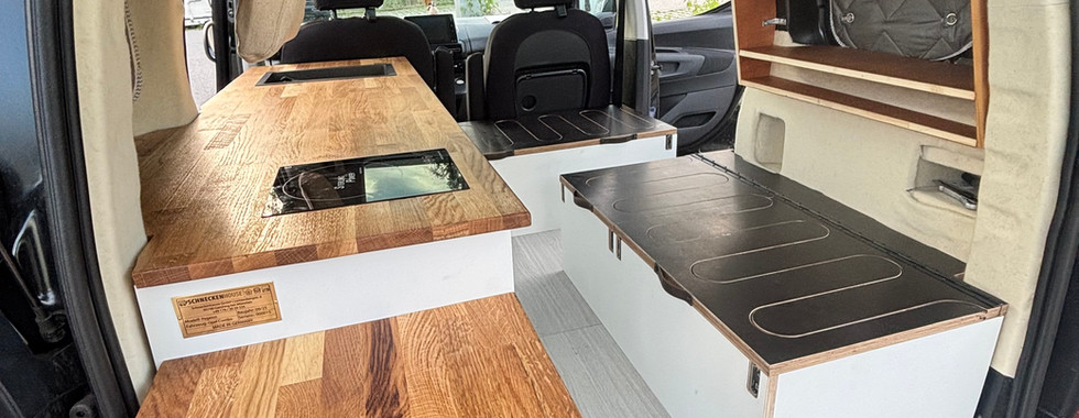 Opel Combo Minicamper Küchenzeile mit Klapptisch und Induktionskochfeld an der Heckklappe