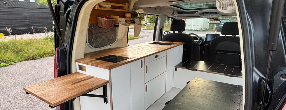 Möbelset im Opel Combo mit Sitzmodulen, Stauraum, ausziehbar zum 1,80 x 1,00 m Bett