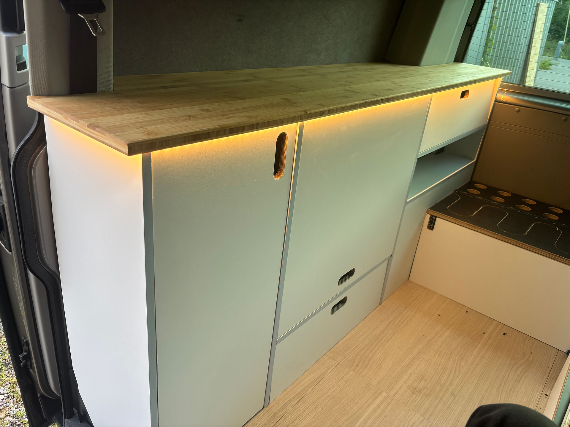 Schrankwand im VW T6 Ausbau – passgenaues Möbelmodul für mehr Ordnung im Camper