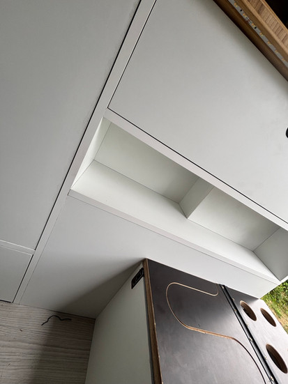 Maßgefertigte Kommode im VW T6 Camper – Stauraum für Kleidung und Reiseutensilien