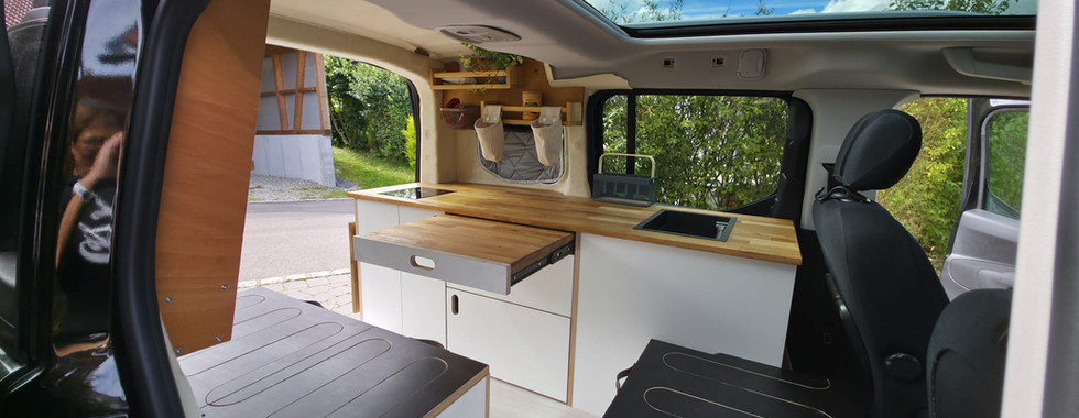 Komplett ausgebauter Opel Combo Minicamper mit Möbelset, Küche und Wohnmobilzulassung