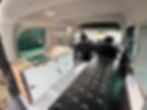 Renault Kangoo Camperausbau: moderne Küchenzeile mit Edelstahlspüle, Kocher und Schubladen