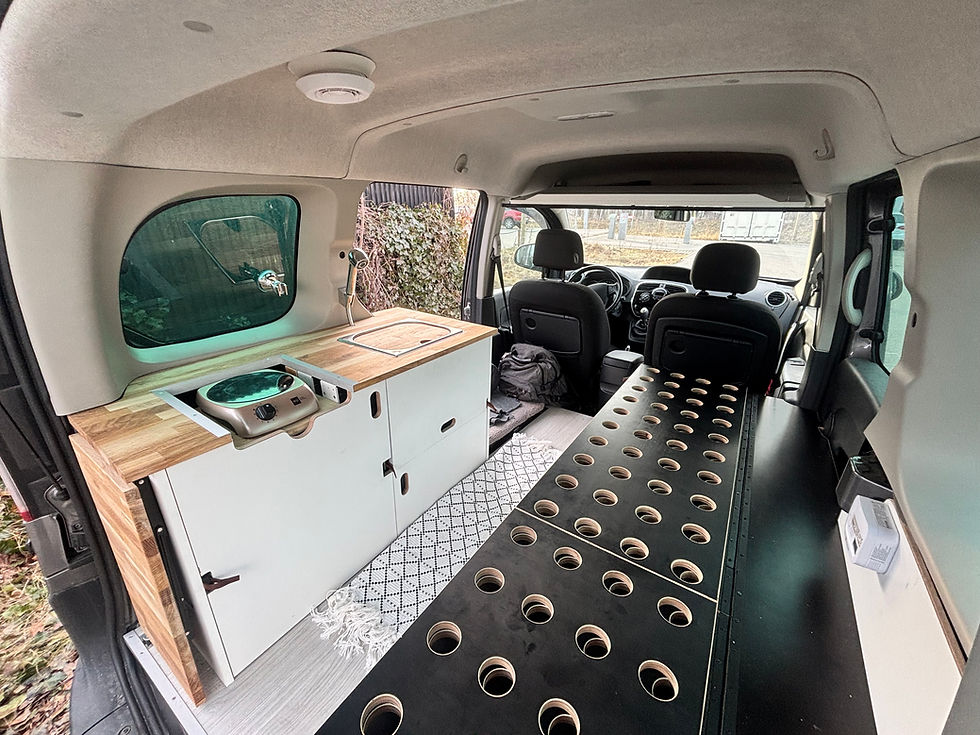 Miniaturbild: Renault Kangoo Camperausbau: moderne Küchenzeile mit Edelstahlspüle, Kocher und Schubladen