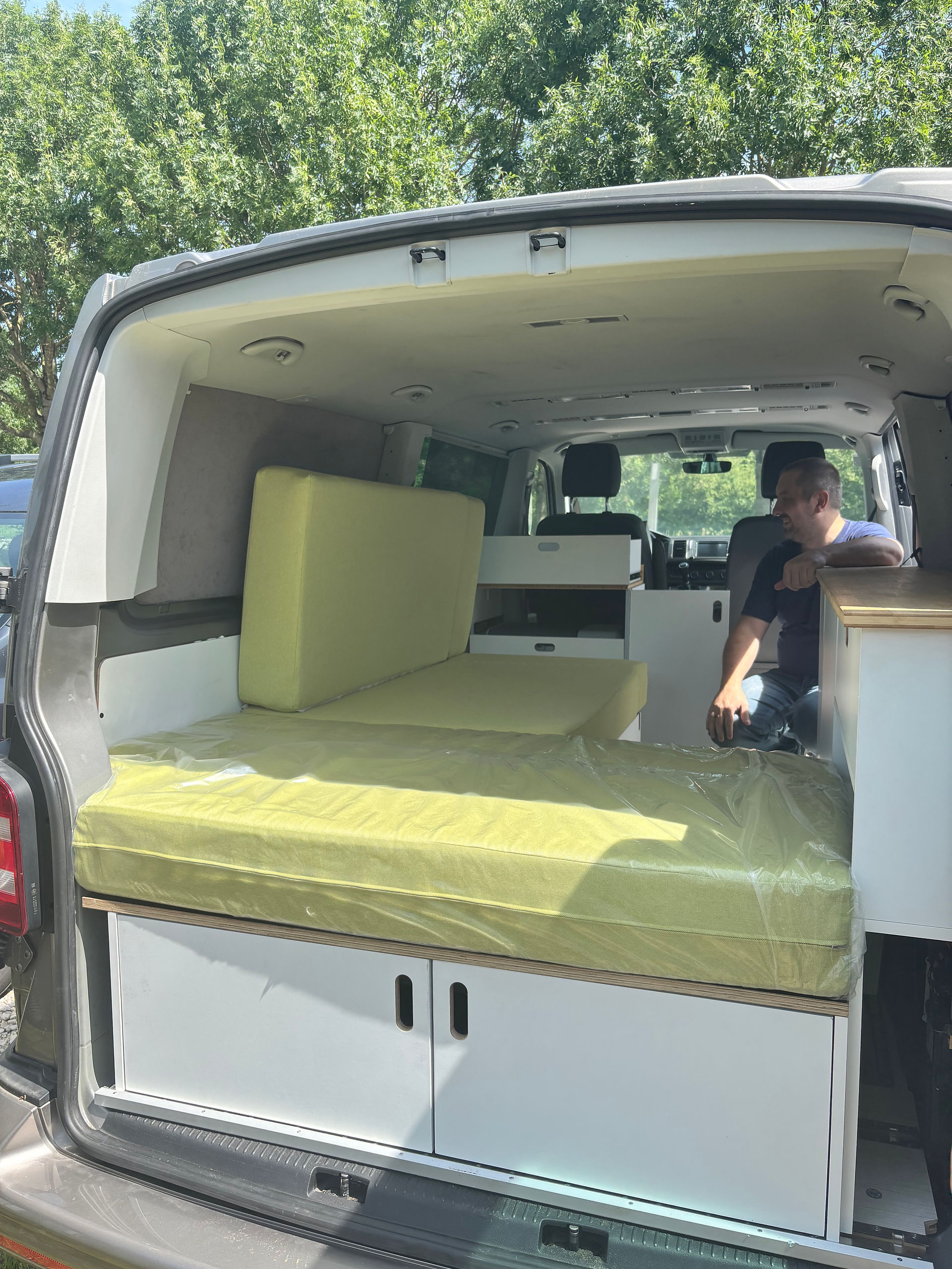 Ausziehbares Bett im VW T6 Camper – Holzbau mit Stauraum und modularer Konstruktion