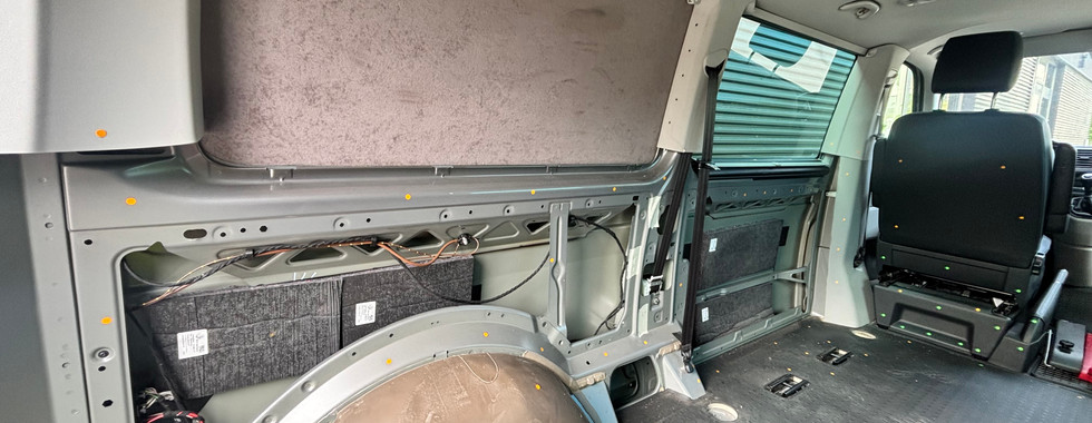 VW T6 Innenraum nach Entfernung der Verkleidung – Basis für Möbel- und Bodenmontage