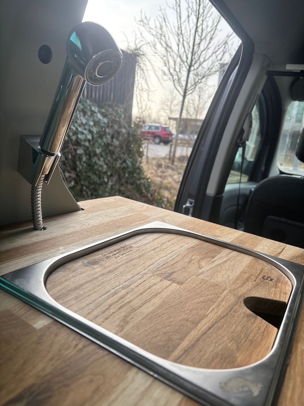 Miniaturbild: Detailansicht graviertes Schneidebrett mit Schneckenhouse-Logo – stilvolles Camperdetail aus Holz