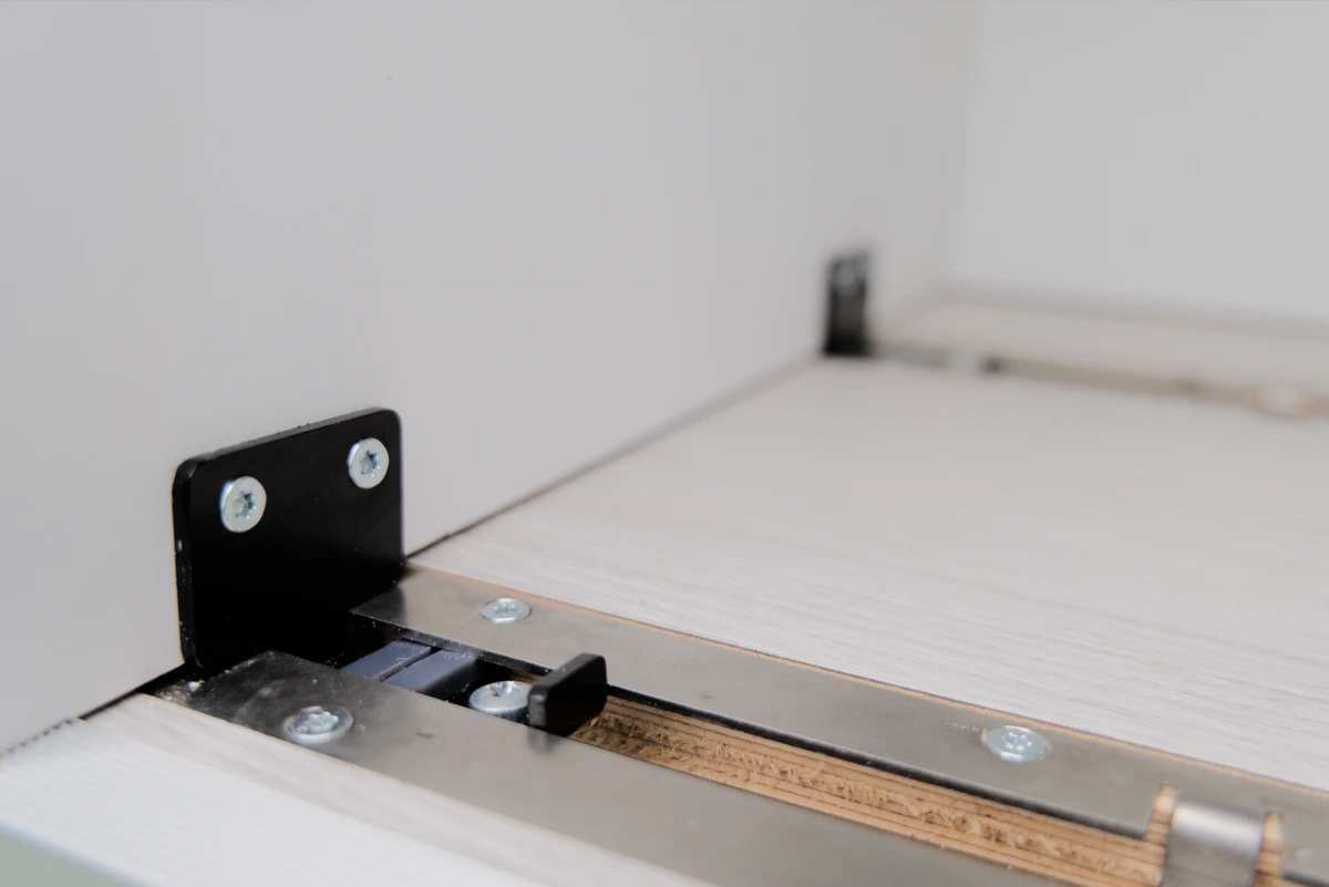 Klemmwinkel sorgt für die feste und sichere Montage der Möbel