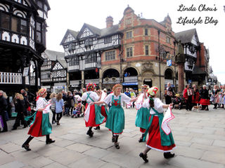 切斯特特有的黑白木造建築 The Rows 二層商店街，英國童話小鎮特色建築。