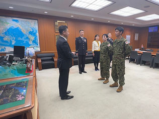 フィジー軍支援派遣　出国報告　［中原明日香1陸尉］［小野裕輝2陸曹］