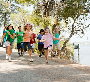 Los niños corriendo