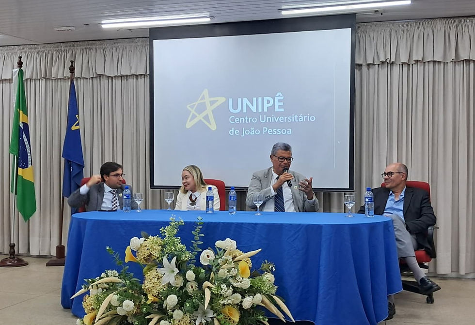 Foto da Primeira Mesa Redonda, no sentido horário: Dr. Rodrigo Brito (Juiz Eleitoral), Dra. Janny Milanês (Vice-Presidente da OAB-PB), Acad. Josinaldo Malaquias (Vice-Presidente da APD), Dr. Paulo Tavares (Juiz do Trabalho).