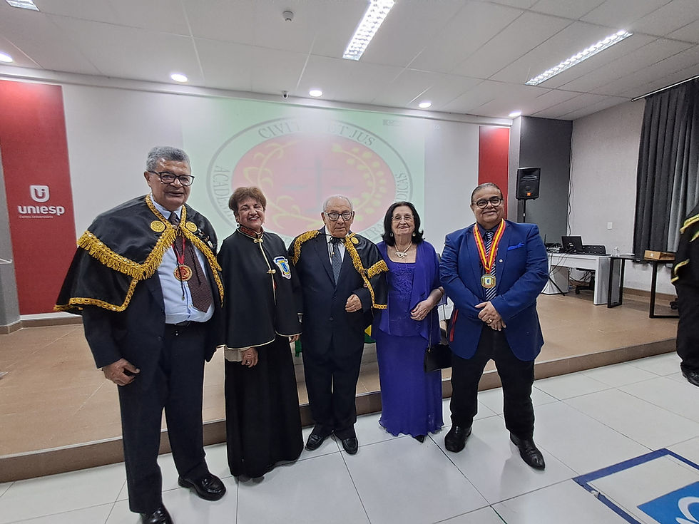Na foto da esquerda para direita: Acad. Josinaldo Malaquias (Vice-Presidente APD), Acad. Liliane Targino (Tesoureira APD), Acad. Berilo Ramos (decano homenageado), Dra. Auxiliadora Borba (esposa do homenageado) e Boisbaudran Imperiano (Presidente da APD).