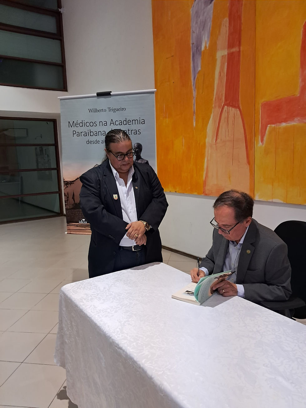 Presidente Boisbaudran Imperiano e o Presidente da APMED Dr. Wilberto Trigueiro autografando o seu livro.
