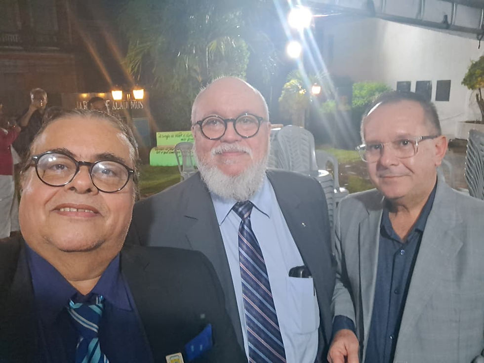 Foto da esquerda para direita: Acad. Boisbaudran Imperiano (Pres. da APD), Juiz Hermance Gomes e Acad. Ricardo Bezerra (Cons. Fiscal da APD).