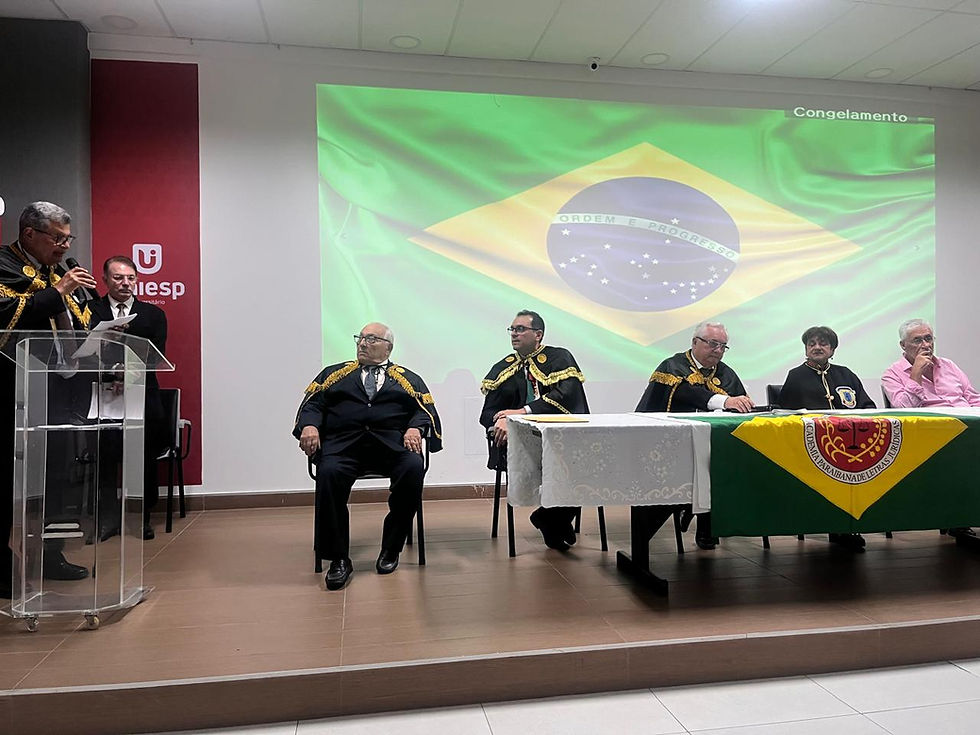 Mesa diretora da Solenidade de Homenagem ao Acad. Berilo Ramos. Na foto da esquerda para direita: Josinaldo Malaquias (proferindo o seu discurso de saudação ao homenageado), Berilo Ramos (decano homenageado), Adelmar Régis (Tesoureiro APLJ), Eitel Santiago (Presidente APLJ), Liliane Tragino (Tesoureira da APD) e Luiz Augusto. Paiva (Presidente da UBE-PB).