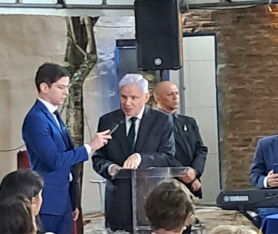 Novel Academico da APL Francisco Gil Messias proferindo seu discurso de posse