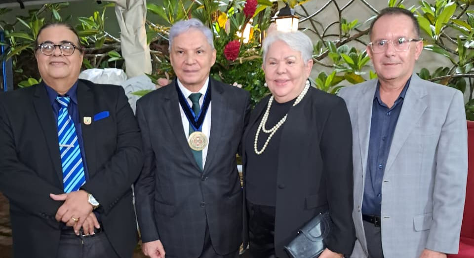 Foto da esquerda para direita: Acad. Boisbaudran Imperiano (Pres. da APD), novel Acadêmico da APL Francisco Gil Messias, Jornalista Afra Soares, Acad. Ricardo Bezerra (Cons. Fiscal da APD).