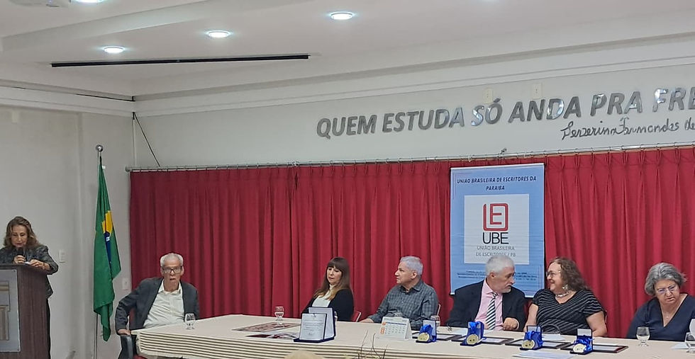 Foto da Mesa dos Trabalhos da Solenidade da UBE/PB, ao centro Acad. Luiz Paiva (Presidente da UBE/PB).