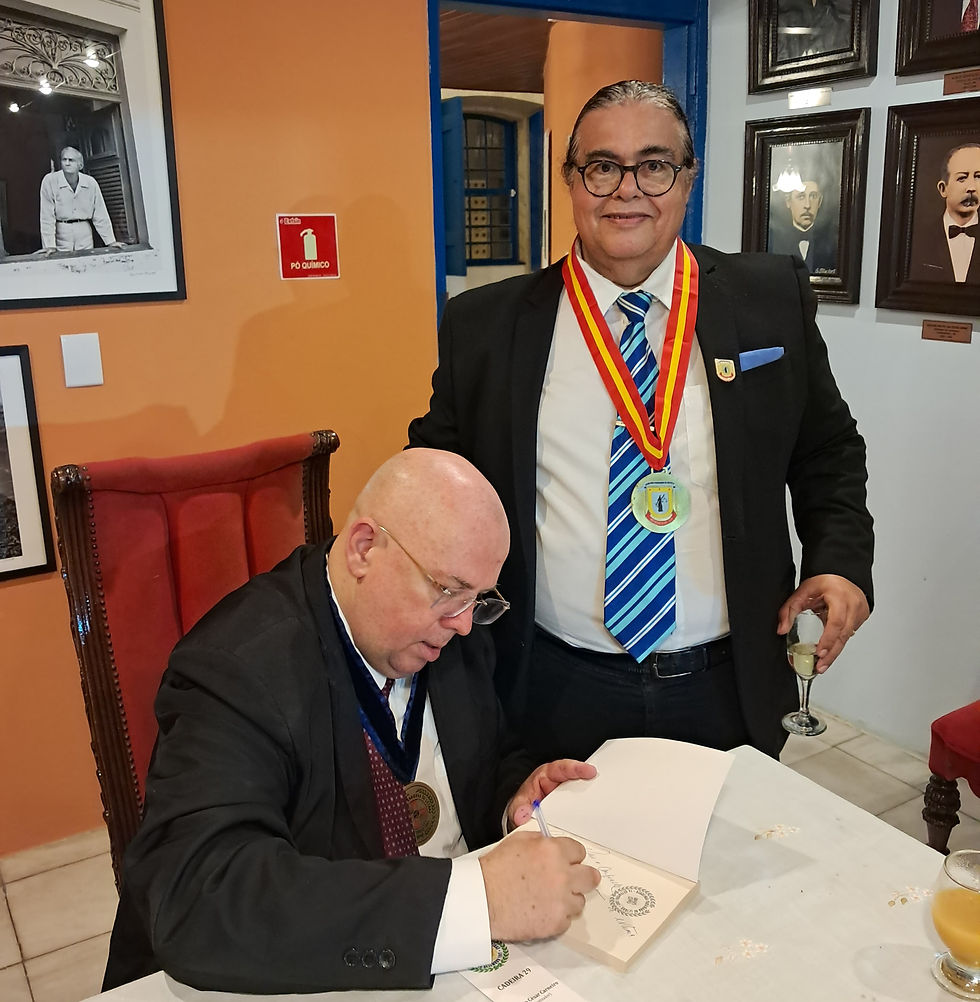 Acadêmico Renato Carneiro autografando seu novo livro "Academia Paraibana de Letras: Cadeira 29" para o Presidente da APD Boisbaudran Imperiano.