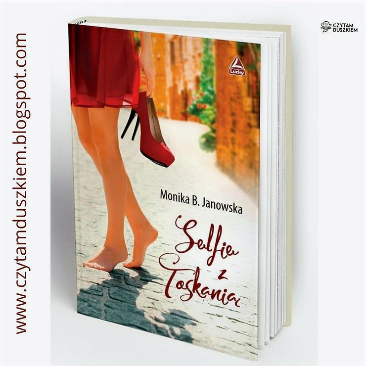 Okładka książki "Selfie z Toskanią", na której widnieje grafika fragmentu bosej kobiety w czerwonej sukience trzymajacej w dłoni czerwone szpliki. Kobieta idzie po bruku wąskiej uliczki.